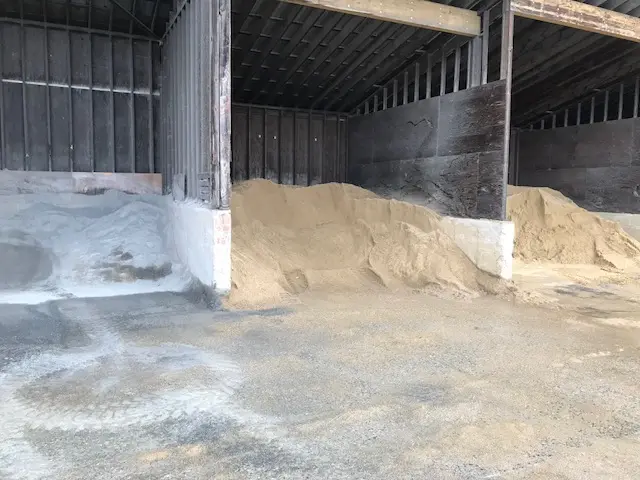 Indoor salt and sand storage facility
